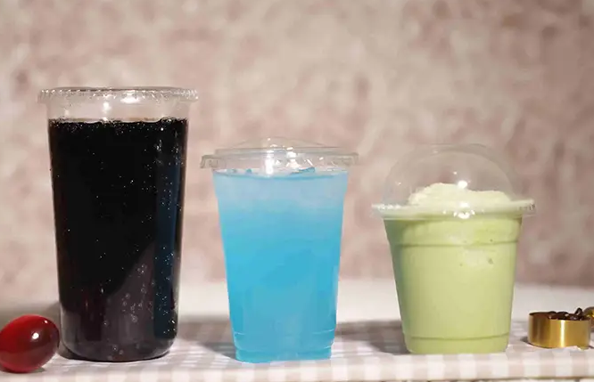 Hvilke fødevarestandarder skal PLA kolde drikkekopper opfylde under produktionen?